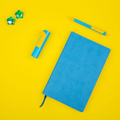 Набор COLORSPRING: аккумулятор, ручка, бизнес-блокнот, коробка со стружкой, голубой/желтый, голубой, желтый